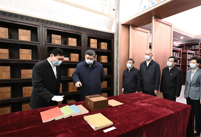 習(xí)近平1日下午在中國(guó)國(guó)家版本館考察時(shí)，在蘭臺(tái)洞庫(kù)了解館藏精品版本保存情況